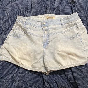 Bleached style shorts with 3 buttons